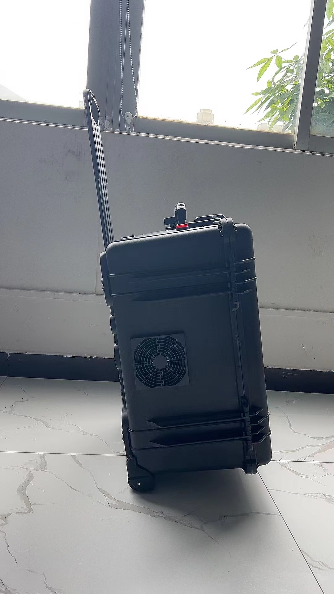 新巴尔虎左手拉箱型移动通信干扰器
